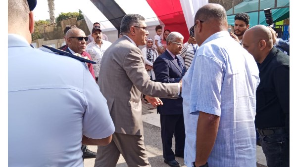 محافظ الجيزة يدلي بصوته بمدرسة النصر للغات بمدينة 6 أكتوبر