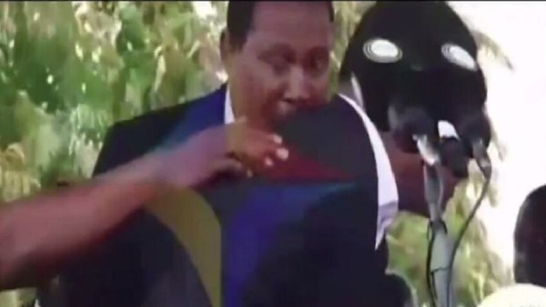 رئيس زامبيا يتعرض للرجم بالحجارة خلال مخاطبته للجماهير