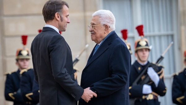 محمود عباس و إيمانويل ماكرون