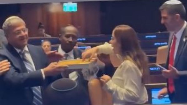 بن غفير يوزع الحلوى