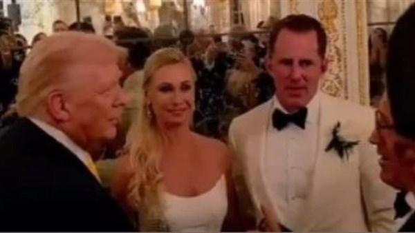 دونالد ترامب و العروسين