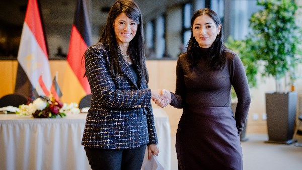 خلال التوقيع