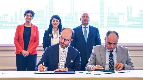 خلال التوقيع