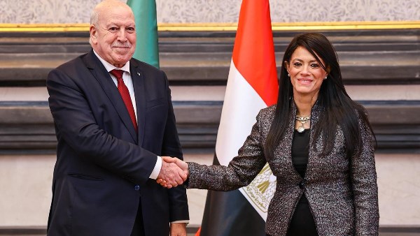 خلال الاجتماع