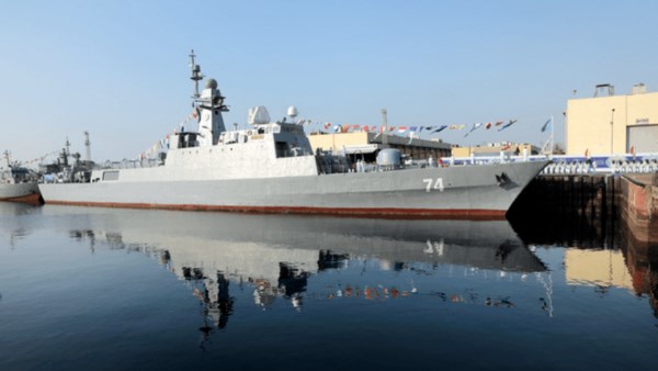 إيران تعلن انضمام قاعدة "كردستان" العائمة إلى القوات البحرية و إنقاذ المدمرة "سهند"