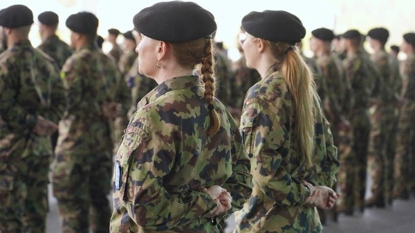 السويسريون يرفضوا أداء النساء للخدمة في الجيش