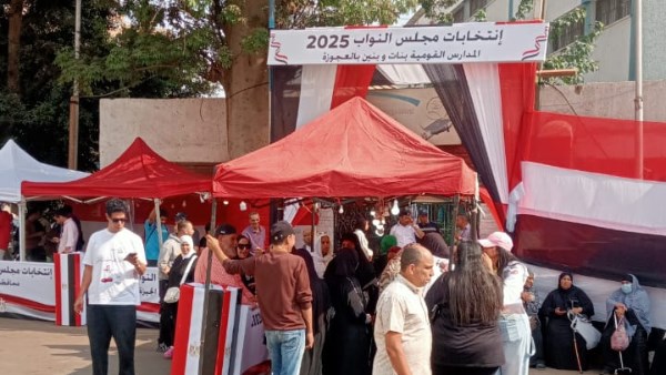 إقبال كثيف من الشباب وكبار السن على لجان انتخابات مجلس النواب بالعجوزة
