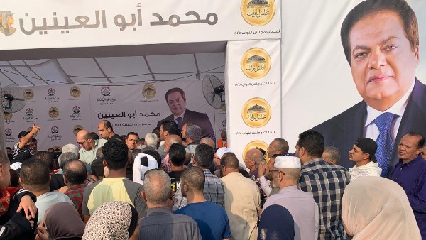 إقبال كثيف على مقر الحملة الانتخابية للنائب محمد أبو العينين لمعرفة لجان الاقتراع إقبال كثيف على مقر الحملة الانتخابية للنائب محمد أبو العينين لمعرفة لجان الاقتراع