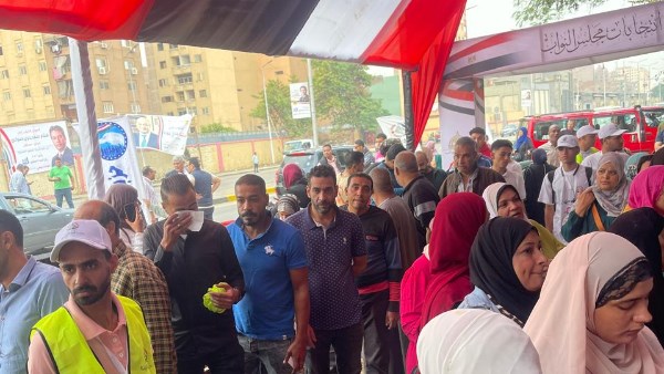 إقبال كثيف على مدارس البحر الأعظم بالجيزة لبدء التصويت في انتخابات النواب إقبال كثيف على مدارس البحر الأعظم بالجيزة لبدء التصويت في انتخابات النواب