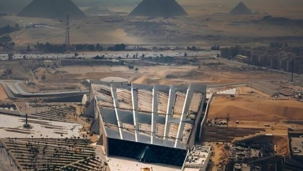 المتحف المصري الكبير والأهرامات في محيطه