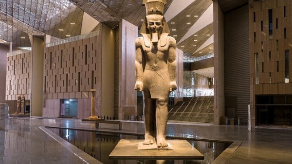 تمثال رمسيس الثاني في بهو المتحف المصري الكبير