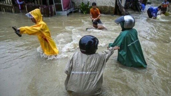 غرق الشوارع بمياة الفيضانات