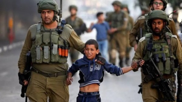 قوات الاحتلال الإسرائيلي تعتقل طفل فلسطيني 