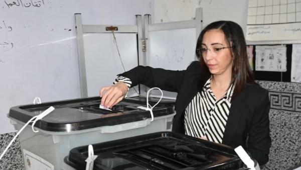 محافظ البحيرة تدلي بصوتها في انتخابات مجلس النواب.. وتدعو المواطنين للمشاركة الإيجابية