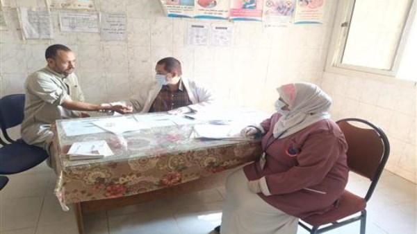 صحة المنيا: توقيع الكشف الطبي على 1071 حالة خلال قافلة طبية مجانية