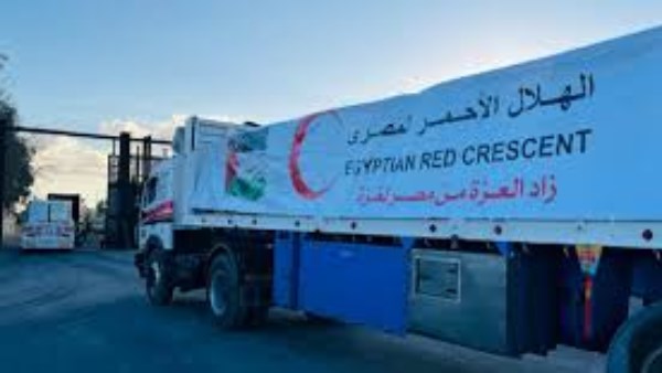 قافلة «زاد العزة» الـ 71 تدخل إلى الفلسطينيين بقطاع غزة