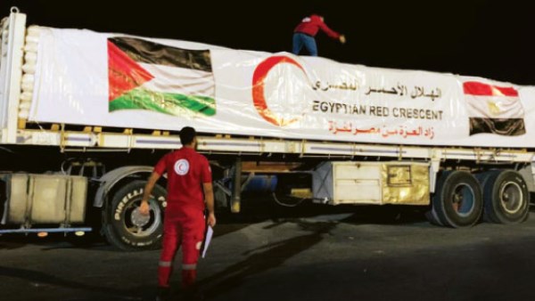 قافلة "زاد العزة" الـ 72 تدخل إلى الفلسطينيين بقطاع غزة