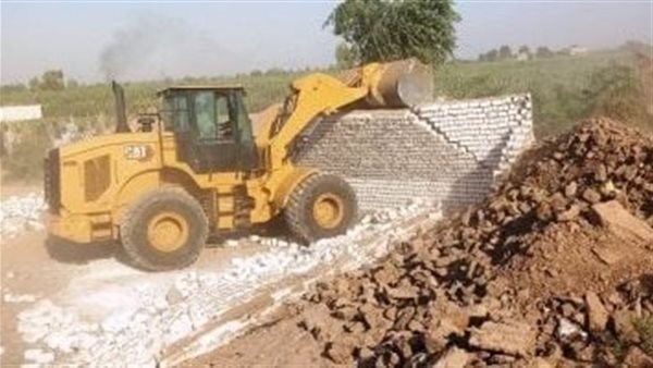 إزالة 9 حالات تعد على الأراضي الزراعية وأملاك الدولة في 4 مراكز بالبحيرة