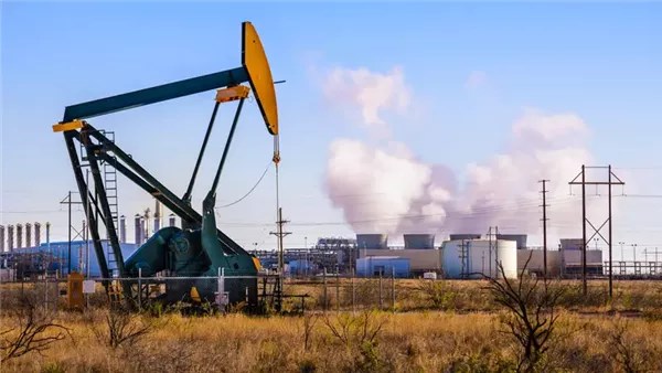 ارتفاع المخزونات الأمريكية يضغط على أسعار النفط وسط ترقب عقوبات روسيا