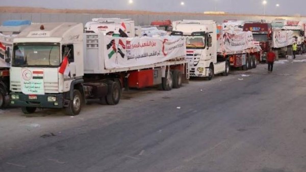 قافلة «زاد العزة» الـ77 تدخل إلى الفلسطينيين بقطاع غزة