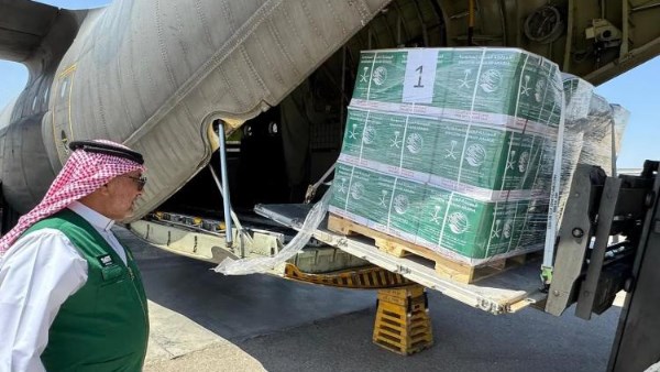 مطار العريش يستقبل طائرة مساعدات سعودية لصالح الفلسطينيين بقطاع غزة