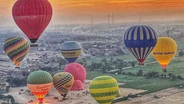 عودة تحليق البالون الطائر فوق الأقصر بعد توقف يومين بسبب الرياح