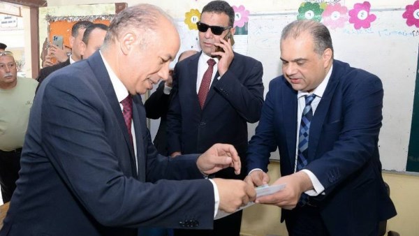 رئيس جامعة المنصورة يُدلي بصوته في انتخابات النواب ويدعو للمشاركة الإيجابية