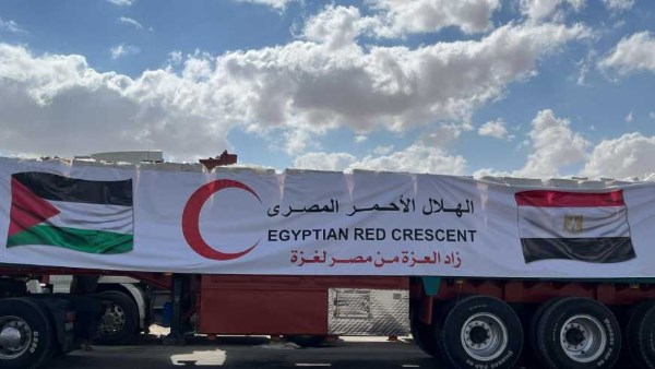 قافلة «زاد العزة» الـ80 تدخل إلى الفلسطينيين بقطاع غزة