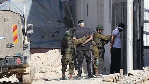 الاحتلال الإسرائيلي يشن حملة مداهمات واعتقالات في أرجاء متفرقة من الضفة الغربية