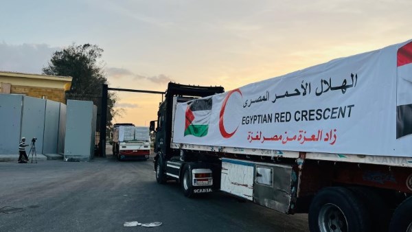 قافلة «زاد العزة» الـ81 تدخل إلى الفلسطينيين بقطاع غزة