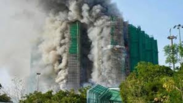 اندلاع حريق ضخم في مجمع سكني بمنطقة "تاي بو" في هونج كونج