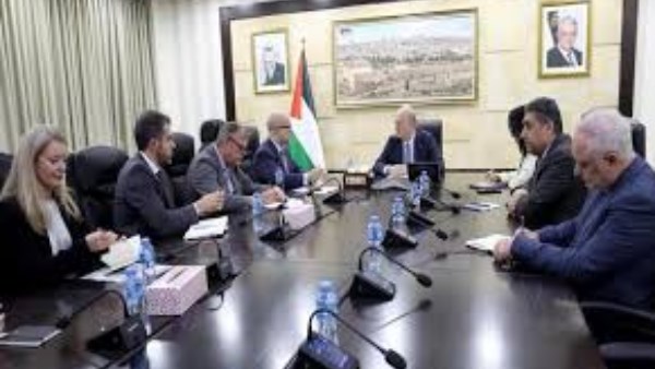 رئيس الوزراء الفلسطيني يجتمع مع عدد من ممثلي الدول والمنظمات الدولية حول جهود الإغاثة والتعافي في غزة