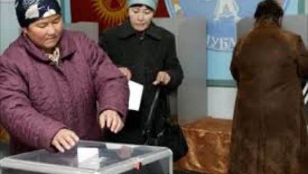 بدء التصويت في الانتخابات البرلمانية المبكرة في قيرغيزستان