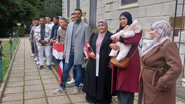 في حضن الأم .. صوت الوطن يعلو وقصة حب مصر تُروى بانتخابات النواب بالخارج في حضن الأم .. صوت الوطن يعلو وقصة حب مصر تُروى بانتخابات النواب بالخارج