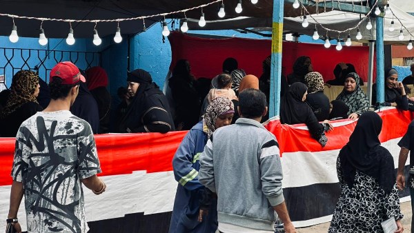 توافد كبير للسيدات على لجان مدرسة السلام الثانوية للإدلاء بأصواتهن بانتخابات النواب