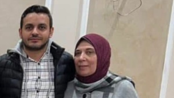 مهندس الإسكندرية مع والدته