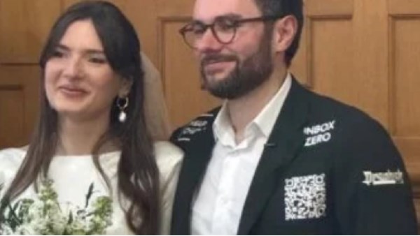 عريس فرنسي يحوّل بدلة زفافه إلى لوحة إعلانات لتغطية نفقات الحفل| شاهد