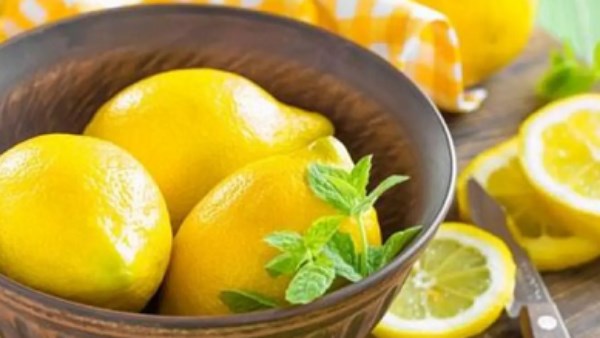 فوائد الليمون لا تعد… لكن الإفراط فيه قد يُؤذيك| احذر فوائد الليمون لا تعد… لكن الإفراط فيه قد يُؤذيك| احذر