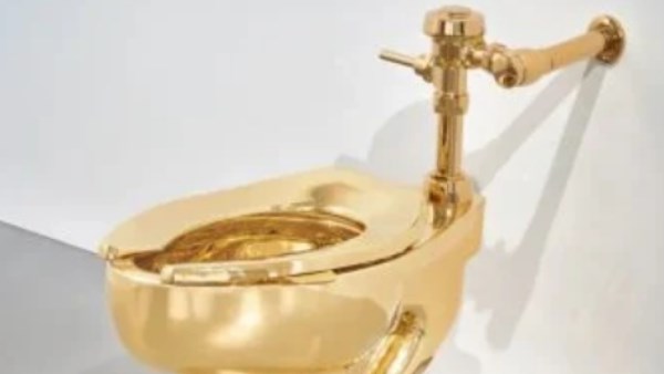 مرحاض ذهبي بـ10 ملايين دولار يثير ضجة في مزادات عالمية| إيه الحكاية؟