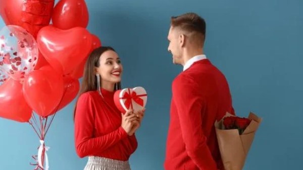 عيد الحب.. احتفال بالمشاعر قبل الهدايا| ما دور مصطفى أمين؟