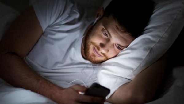 قبل انا تنام.. توقف عن تصفح الانترنت| سيؤثر على مناعتك