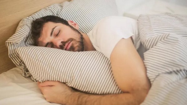 أهمية الاستعداد للنوم.. وتأثير التكنولوجيا على الجسم| تفاصيل