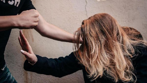 العنف ضد المرأة.. علامات تدل على قسوة شريك حياتك