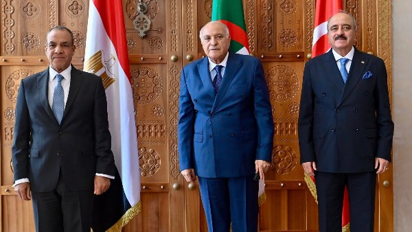 وزير الخارجية مع نظيريه الجزائري والتونسي