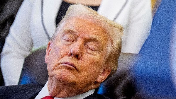 ترامب ينام على الهواء