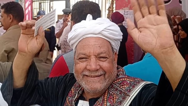 مسن يهتف "تحيا مصر"