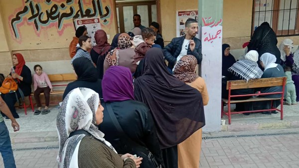 اصطفاف أمام اللجان الانتخابية 