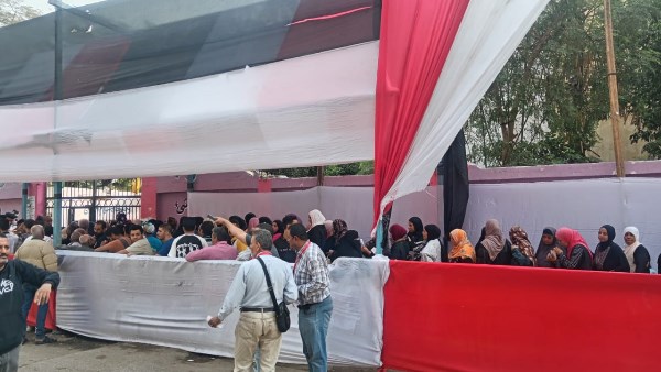 زحام شديد أمام لجنة مدرسة الشهيد حسين جمال بالمنيب