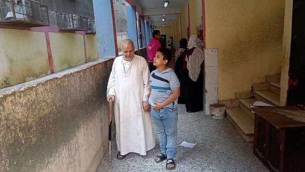 مسن كفيف يدلي بصوته في الانتخابات البرلمانية