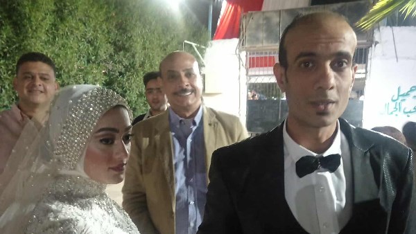 عروسان يدليان بصوتيهما 